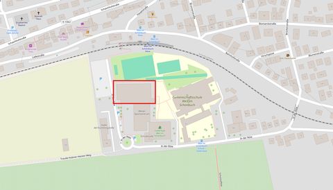 Satellitenaufnahme von Weil im Schönbuch mit eingezeichneten Markierungen. Beschriftet sind das Weiler Sport Zentrum, die Gemeindehalle, das Hallenbad Weil im Schönbuch und die Gemeinschaftsschule Weil im Schönbuch. Zwei Parkplätze sind mit blauen P-Symbolen markiert. Weiße Pfeile zeigen die Anfahrtswege über die Straße 'In der Röte'. Sichtbar sind außerdem Tennisplätze, eine Laufbahn und umliegende Wohngebäude mit Grünflächen.